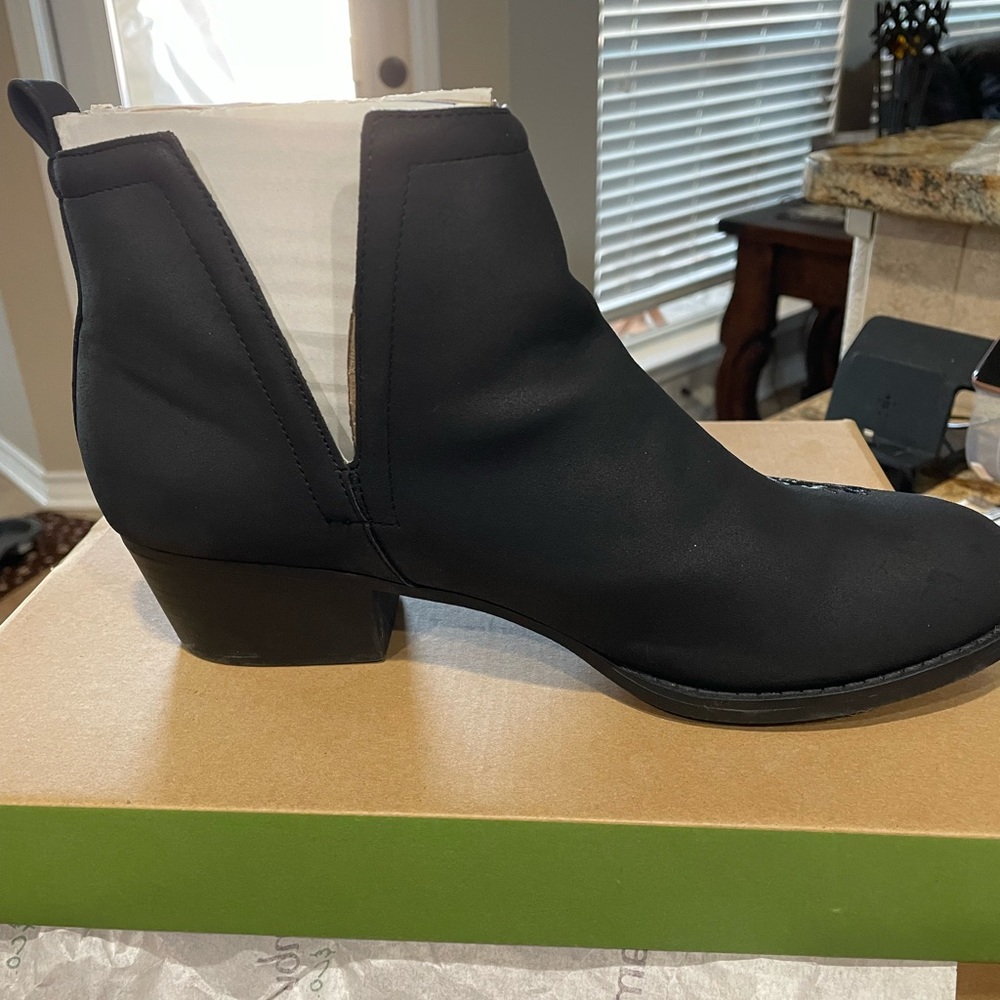 JBU Black vegan textile bootie with flower design on the side used like new